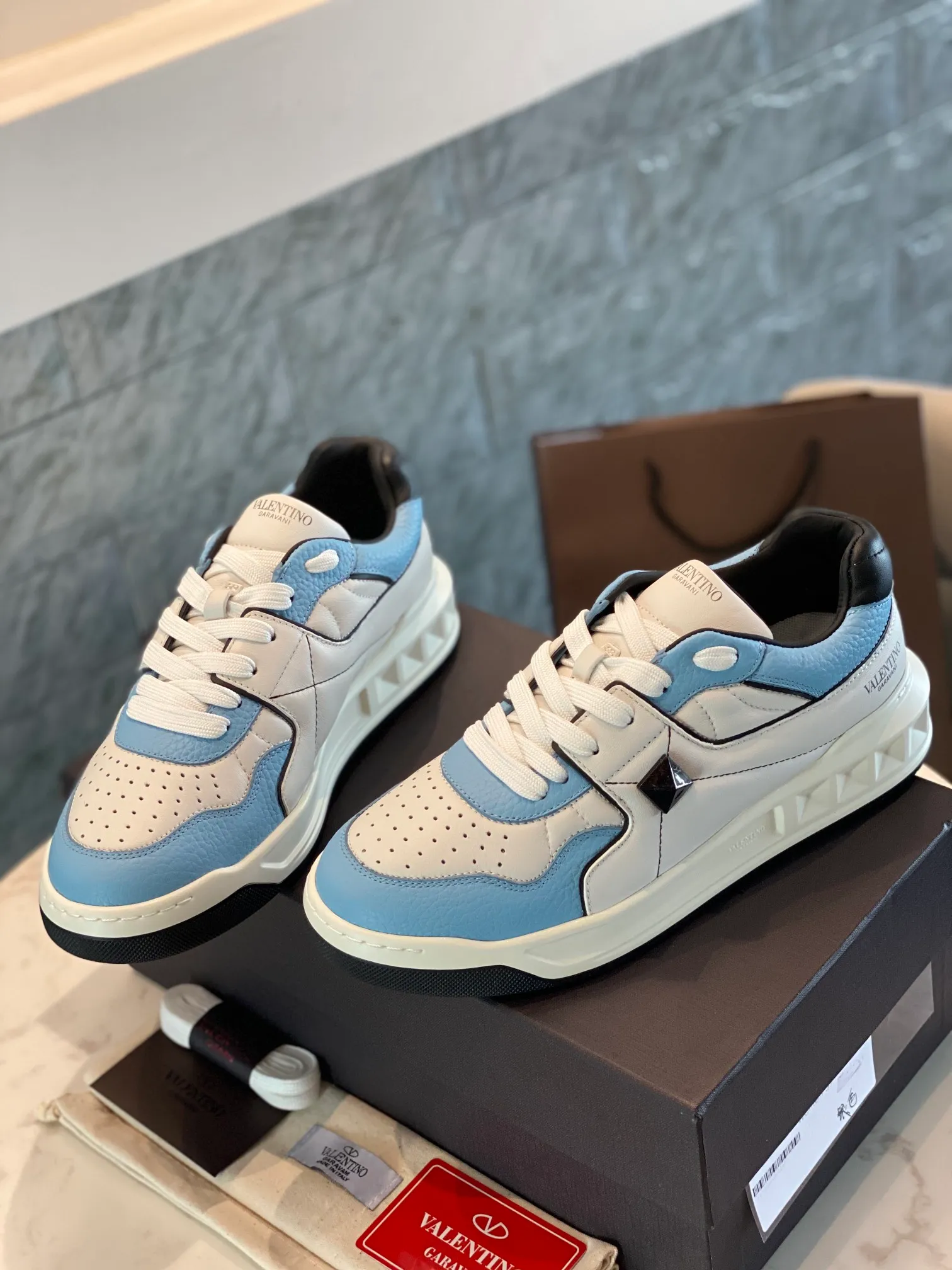 👟👟Ex-factory price 780👟👟 Valentino ONE STUD calfskin lace-up sneakers. Soft suede low-top sneakers, classic and versatile, couple's sneakers, special goods, worth buying! A pair of simple shoes with unique details will save you from the difficulty of dressing. OneStud sneakers, with quilted plaid and oversized rivets, create an eye-catching punk style and get rid of the heavy feeling of this season's clothing. U👟👟Ex-factory price raise calfskin derby shoes, with exquisite leather construction and simple silhouette, smooth lines set the tone of coolness, they are a versatile item in the wardrobe. There are more Valentino boutique shoes waiting for you to unlock! It’s time to get the shoes you’ve been coveting for a long time! Officially on sale 7,+++ - Seven straps, decorated with metallic rubber effect. Decoration on the back and tongue. Size 35-44.